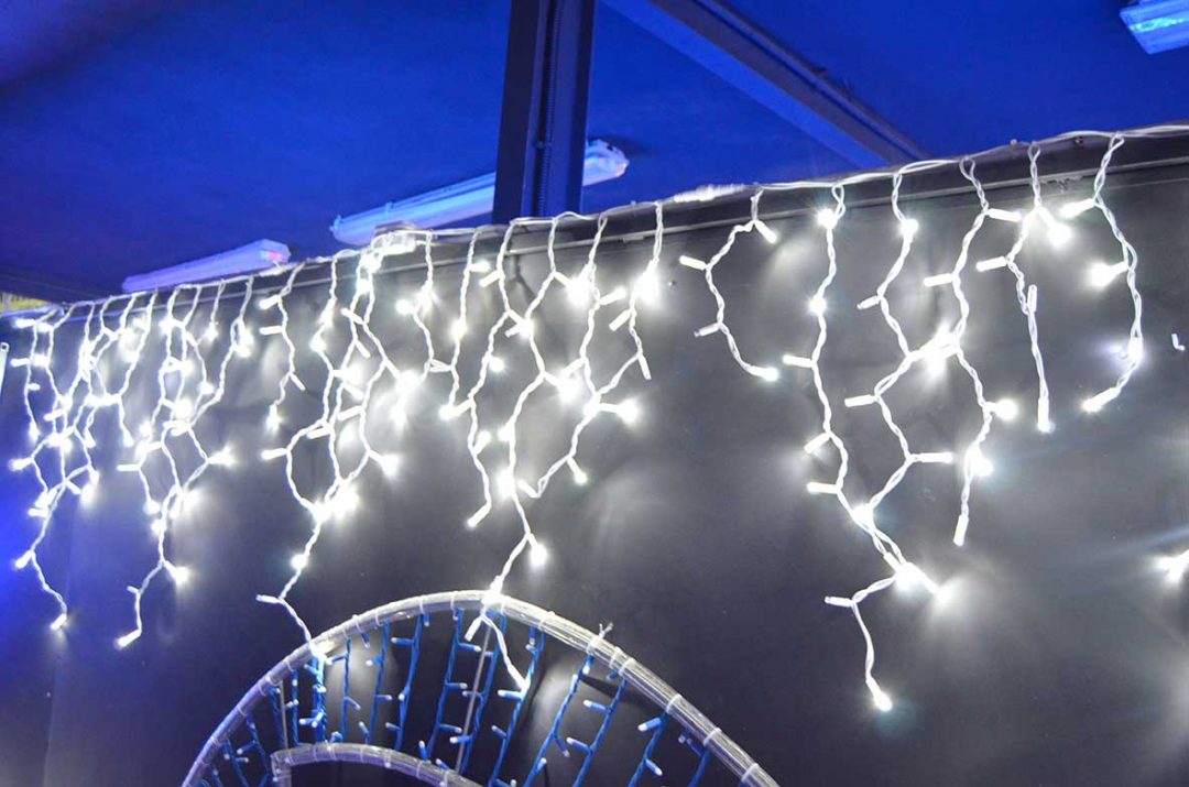 Icicle 3x0,9m 174 leds blanco flashing cable blanco [Clase de eficiencia energética A++]