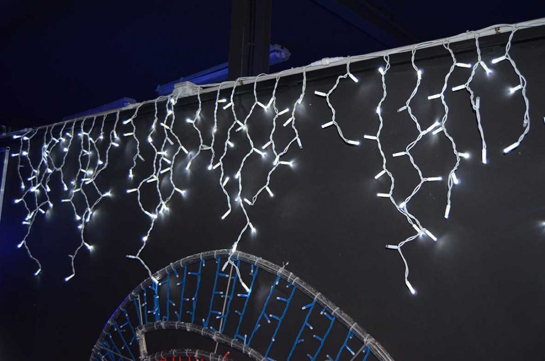 Icicle 3x0,9m 174 leds blanco flashing cable blanco [Clase de eficiencia energética A++]